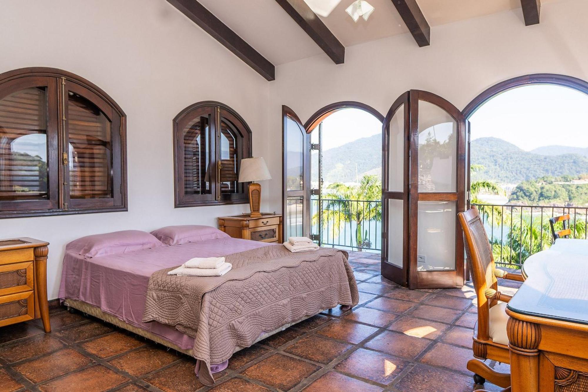 Casa luxuosa com 9 quartos e vista pro mar em Ubatuba, até 25 pessoas Casa de férias Ubatuba